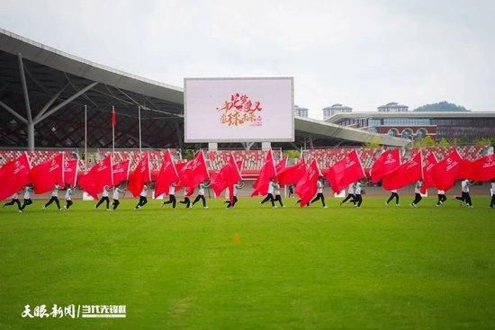 水中激吻、小屋壁咚等一闪而过的戏码，令三人关系扑朔成谜